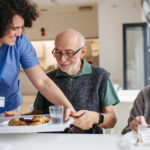BUSCA PERSONAS CON EXPERIENCIA PARA CUIDAR ADULTOS MAYORES